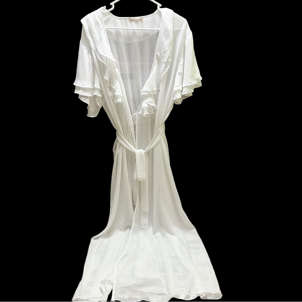 Flora Nikrooz Women’s White Ruffled Robe size S/M
